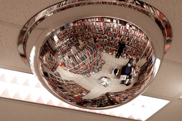 Het interieur van de Boekenschop, gezien in een koepelspiegel aan het plafond.  Foto Gemma van der Heyden