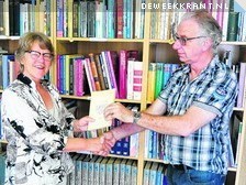 Jos van Lieshout van Boekenschop neemt symbolisch de boekencollecties in ontvangst van Rien van der Heijden van het Erfgoed Depot